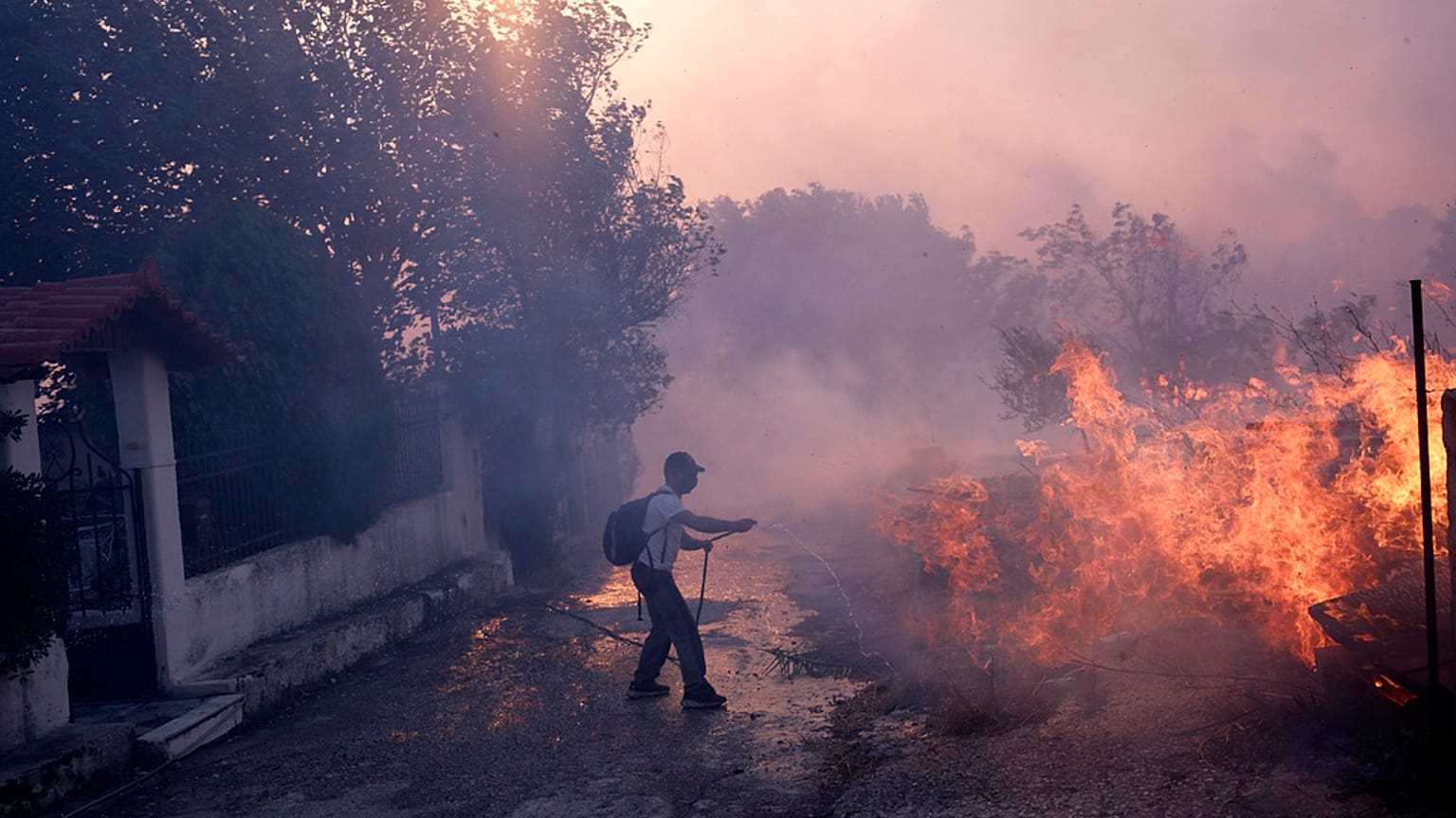 Σε εξέλιξη τα πύρινα μέτωπα στη βορειοανατολική Αττική