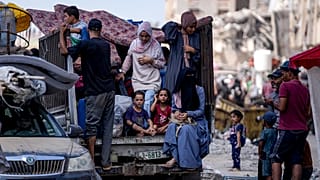 Palestinos desplazados por la ofensiva aérea y terrestre israelí sobre la Franja de Gaza huyen de la ciudad de Hamad, tras la orden de evacuación dada por el ejército israelí para que abandonen partes de la