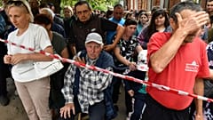 Des personnes évacuées font la queue pour recevoir de l'aide humanitaire dans un centre de distribution à Koursk, Russie, lundi 12 août 2024. 