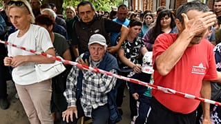 Personas evacuadas hacen cola para recibir ayuda humanitaria en un centro de distribución en Kursk, Rusia, el lunes 12 de agosto