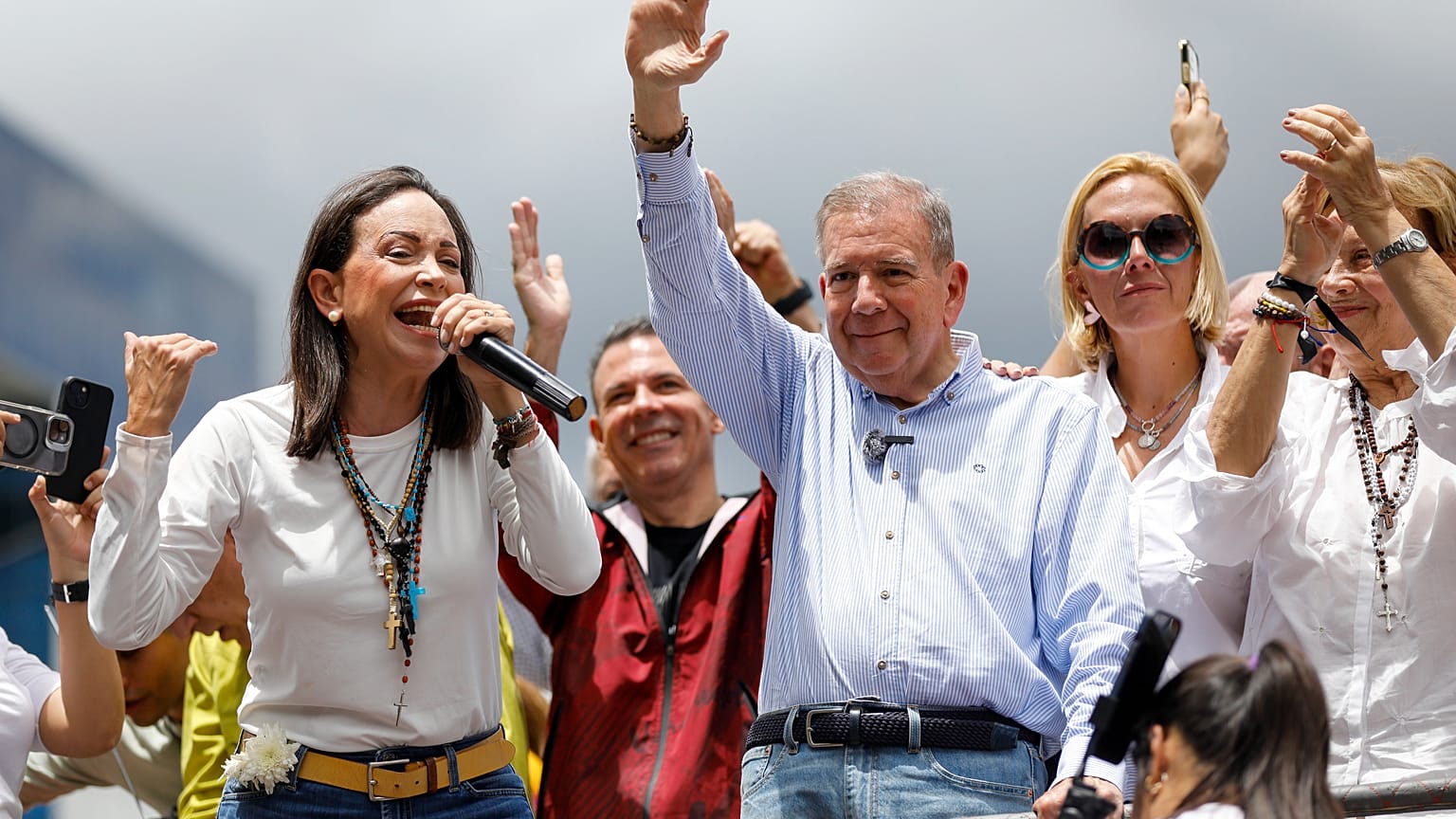 María Corina Machado, a la izquierda, y Edmundo González se dirigen a sus partidarios en Caracas, Venezuela, el martes 30 de julio de 2024