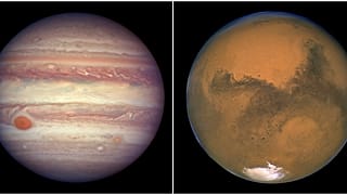 Esta imagen combinada, creada a partir de dos fotos proporcionadas por la NASA, muestra a Júpiter fotografiado el 3 de abril de 2017, a la izquierda, y a Marte fotografiado el 26 de agosto de 2003, a la derecha.