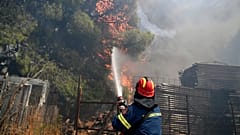 Incêndio com chamas de 25 metros deflagra em Atenas