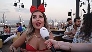 لبنانية في حانة تعبر عن رأيها إزاء التوتر مع إسرائيل.
