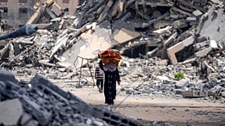 Yerinden edilmiş Filistinli bir kadın, İsrail ordusunun Han Yunus'un güney bölgelerinin boşaltılması emrinin ardından Hamad şehrinden kaçıyor, 11 Ağustos 202, Pazar