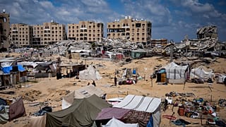 Os palestinianos deslocados pela ofensiva aérea e terrestre israelita na Faixa de Gaza fogem da cidade de Hamad, na sequência de uma ordem de evacuação do exército israelita. 11 de agosto de 2024.