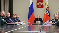 Il presidente russo Vladimir Putin durante una riunione d'urgenza per la sicurezza dopo l'attacco sulla regione di Kursk al confine con l'Ucraina, 12 agosto 2024 