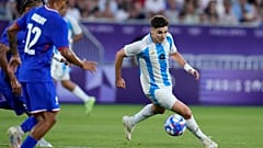 اللاعب الأرجنتيني جوليان ألفاريز أثناء مباراة ربع نهائي كرة القدم بين فرنسا والأرجنتين خلال دورة الألعاب الأولمبية الصيفية في فرنسا