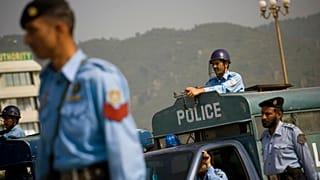 ضباط شرطة باكستانيون يقفون  بجانب الطريق المؤدي إلى الجمعية الوطنية في إسلام آباد، باكستان