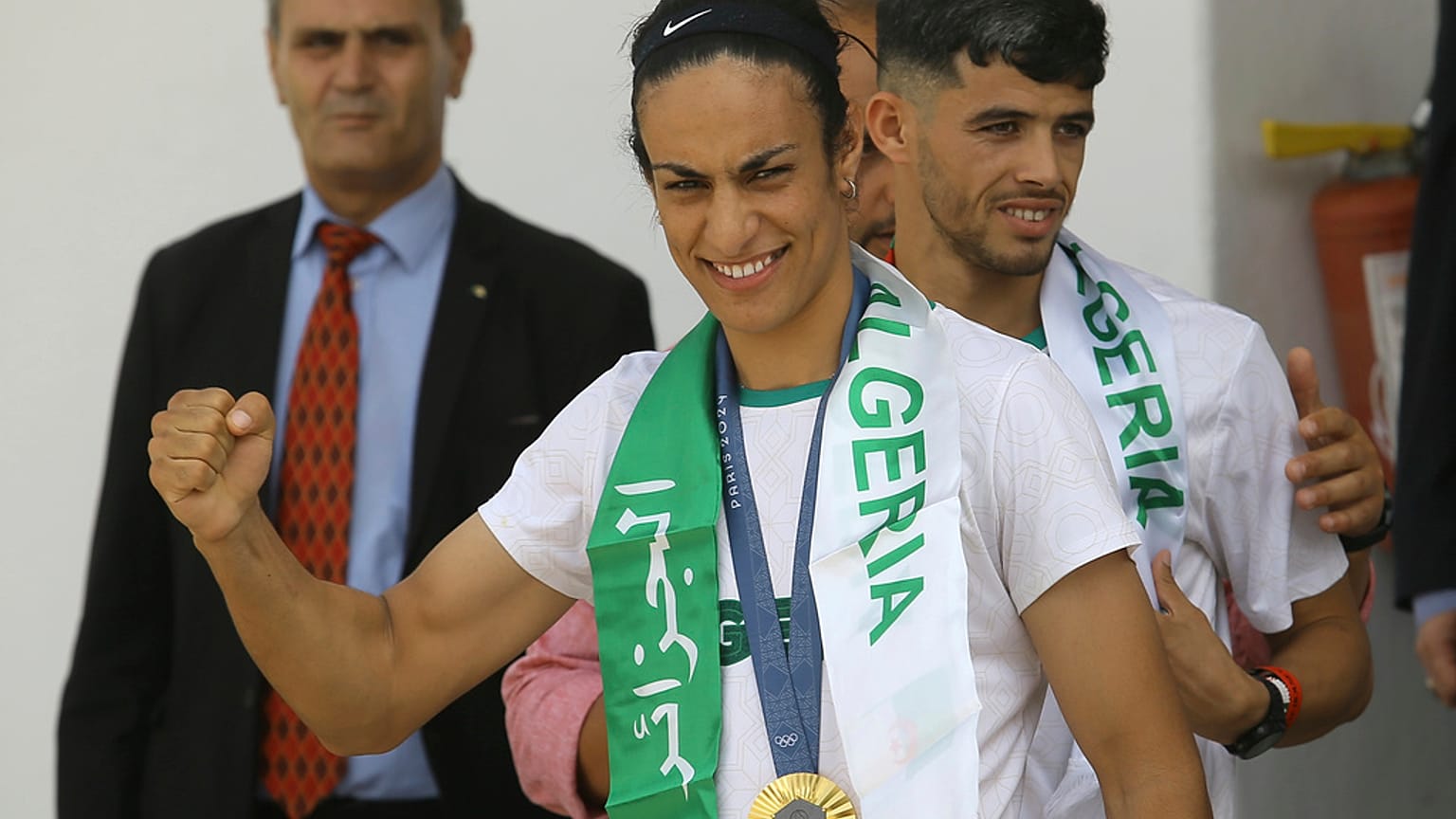 الجزائرية إيمان خليف الحائزة على الميدالية الذهبية في وزن 66 كغم للملاكمة للسيدات في مطار الجزائر العاصمة بالجزائر
