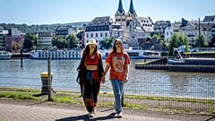 Serbest bırakılan Rus sanatçı Sasha Skochilenko ve eşi Sonya Subbotina, Koblenz'deki Mosel Nehri kıyısında yürüyor.