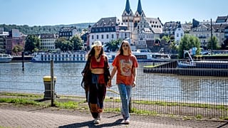 Serbest bırakılan Rus sanatçı Sasha Skochilenko ve eşi Sonya Subbotina, Koblenz'deki Mosel Nehri kıyısında yürüyor.