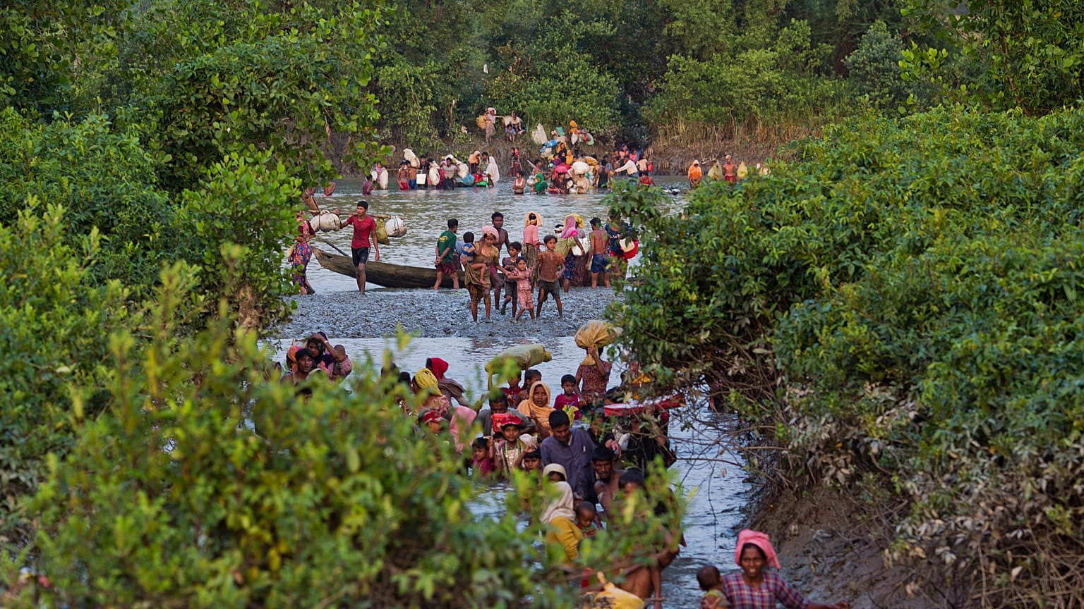 Rohingyák kelnek át a Naf folyón Mianmarból Bangladesbe 2017-ben, a rohingyák elleni népirtások idején