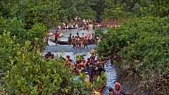 Rohingyák kelnek át a Naf folyón Mianmarból Bangladesbe 2017-ben, a rohingyák elleni népirtások idején