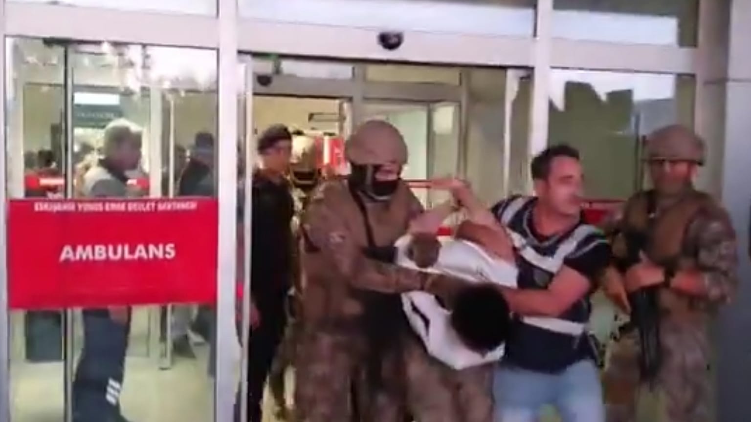 Saldırgan gözaltına alındı (Ekran görüntüsü İçişleri Bakanı Ali Yerlikaya’nın X hesabından alınmıştır)