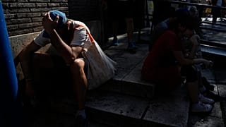 Turisti alle prese con le intense ondate di calore