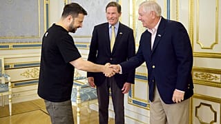 Imagen del presidente ucraniano, Volodímir Zelenski, saludando al senador estadounidense Lindsey Graham, ante el también senador estadounidense Richard Blumenthal en Kiev.
