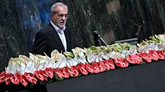 Le nouveau président iranien Massoud Pezechkian prononce un discours après avoir prêté serment lors d'une cérémonie au parlement de Téhéran, en Iran, le mardi 30 juillet 2024.