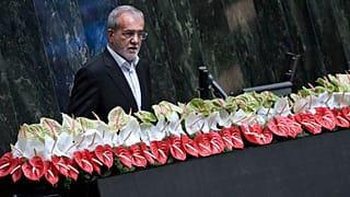 Le nouveau président iranien Massoud Pezechkian prononce un discours après avoir prêté serment lors d'une cérémonie au parlement de Téhéran, en Iran, le mardi 30 juillet 2024.