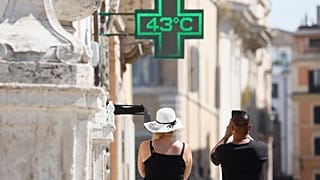 Arquivo, Roma, 11 de julho 2024: Um homem tira uma fotografia a uma temperatura de 43 graus C.