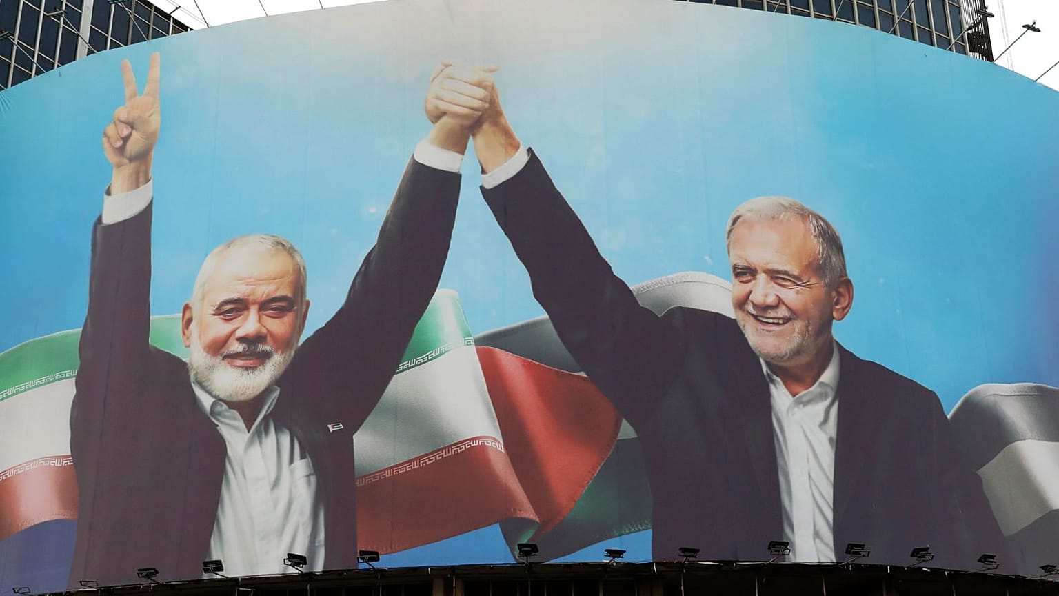 بنری در تهران که عکس مسعود پزشکیان و اسماعیل هنیه بر آن نقش بسته است