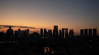 Os arranha-céus são vistos alinhados na linha do horizonte de Telavive durante o amanhecer, Israel, terça-feira, 6 de agosto de 2024.