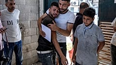 Varios palestinos lloran este martes después de que un ataque israelí matara a dos bebés gemelos recién nacidos en Deir al-Balah, Gaza 