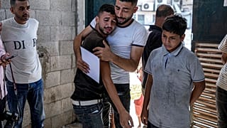 Varios palestinos lloran este martes después de que un ataque israelí matara a dos bebés gemelos recién nacidos en Deir al-Balah, Gaza 