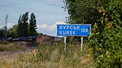 Ein Schild mit der Aufschrift "Kursk 108 km" ist an der russisch-ukrainischen Grenze in der Region Sumy, Ukraine, zu sehen, Dienstag, 13. August 2024