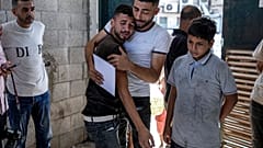 Filistinliler, İsrail'in Gazze Şeridi'ndeki saldırısında ölen 4 günlük ikiz bebeklerin yasını tutuyor, Deyr el-Belah, 13 Ağustos 2024.