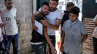 Filistinliler, İsrail'in Gazze Şeridi'ndeki saldırısında ölen 4 günlük ikiz bebeklerin yasını tutuyor, Deyr el-Belah, 13 Ağustos 2024.