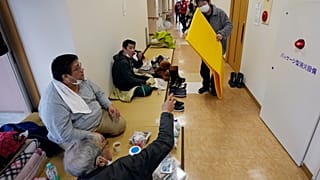 الأشخاص الذين تم إجلاؤهم من زلزال مميت يستقرون في مركز إجلاء في واجيما في شبه جزيرة نوتو المواجهة لبحر اليابان شمال غرب طوكيو، الأحد 7 يناير/ كانون الثاني 2024