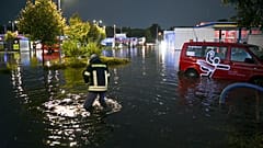 La pluie a inondé une station-service à Aurich, en Allemagne.