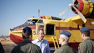 Ο Κυριάκος Μητσοτάκης συνομιλεί με τους πιιλότους