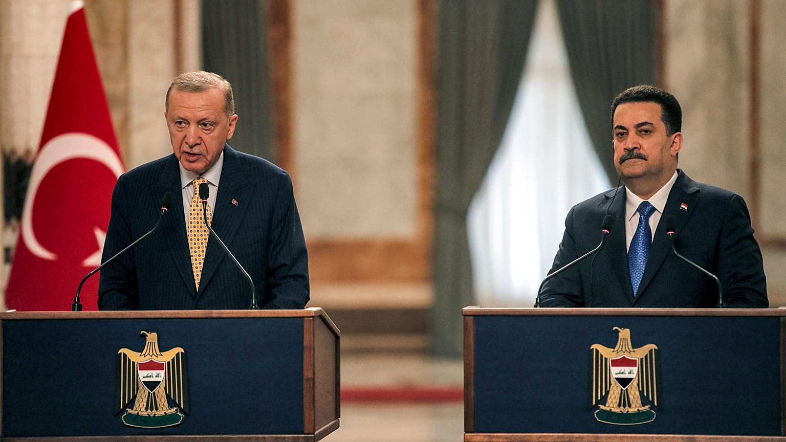 Cumhurbaşkanı Recep Tayyip Erdoğan (solda) ve Irak Başbakanı Muhammed Şii el Sudani, Bağdat'ta düzenlenen basın toplantısında konuşuyor, 22 Nisan, 2024.