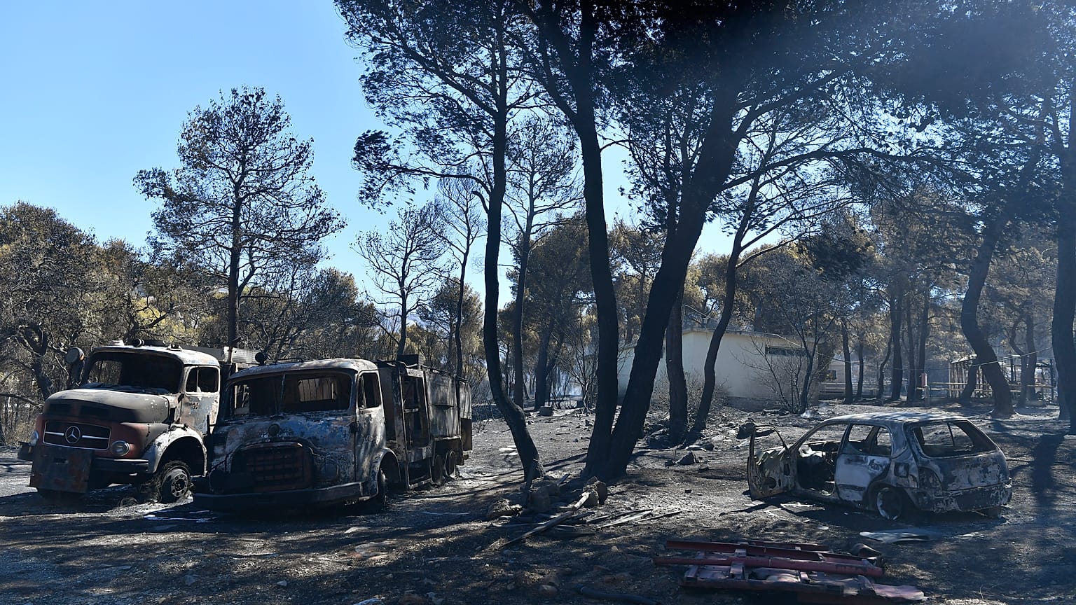 Zona quemada por un incendio en las afueras de Atenas el martes