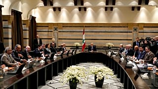  رئيس حكومة تصريف الأعمال اللبنانية نجيب ميقاتي، في الوسط، يرأس اجتماع مجلس الوزراء في بيروت، لبنان