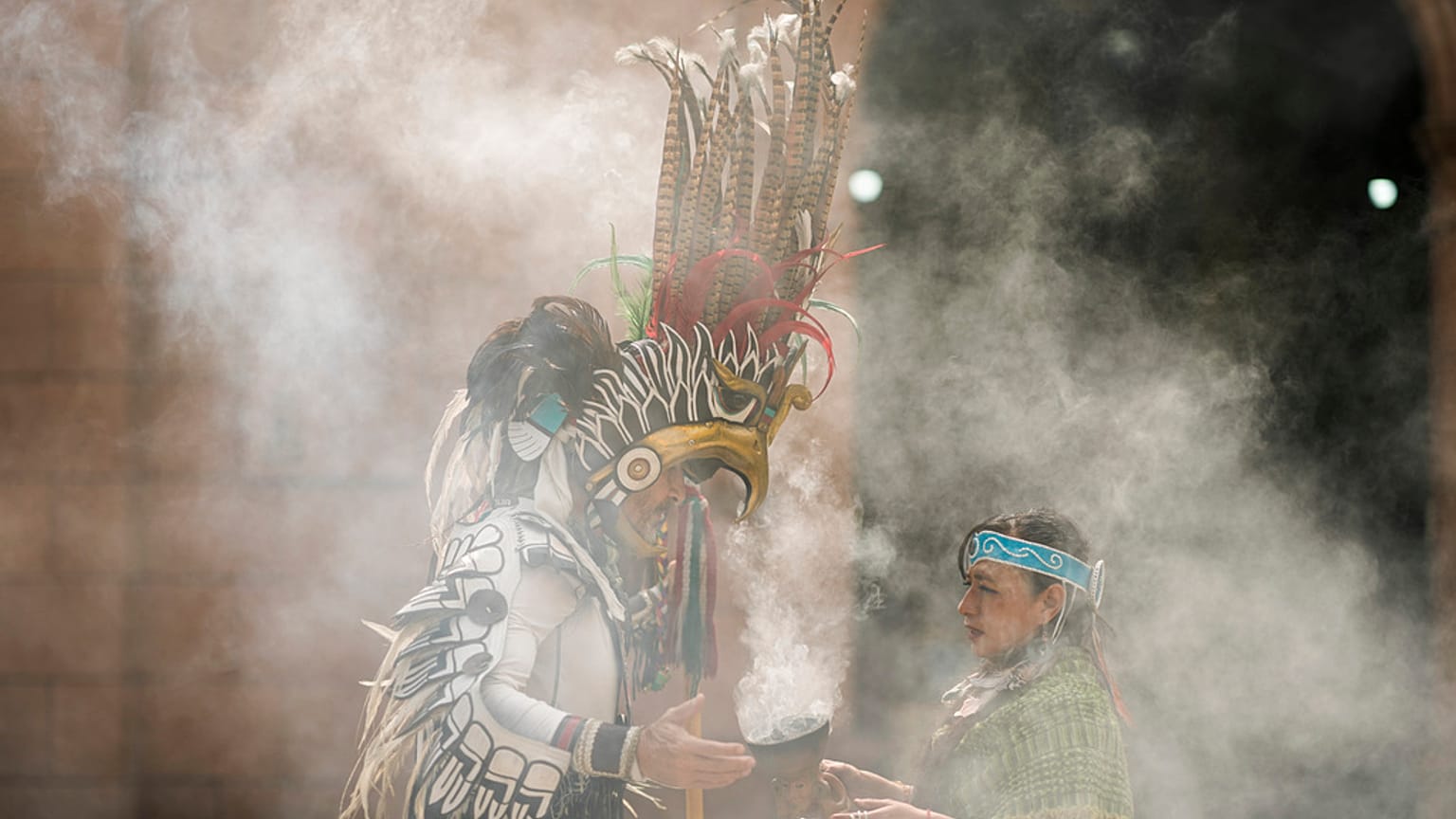 Dançarinos mexicas queimam incenso durante uma cerimónia do 503.º aniversário da queda da capital do império asteca, Tenochtitlan, na Cidade do México. 13 de agosto