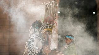 Dançarinos mexicas queimam incenso durante uma cerimónia do 503.º aniversário da queda da capital do império asteca, Tenochtitlan, na Cidade do México. 13 de agosto