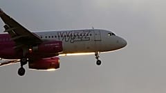 Un Airbus A320 de Wizz Air s'apprête à atterrir à Lisbonne au coucher du soleil, le samedi 20 juillet 2024. 