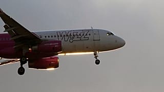 Un Airbus A320 de Wizz Air s'apprête à atterrir à Lisbonne au coucher du soleil, le samedi 20 juillet 2024.