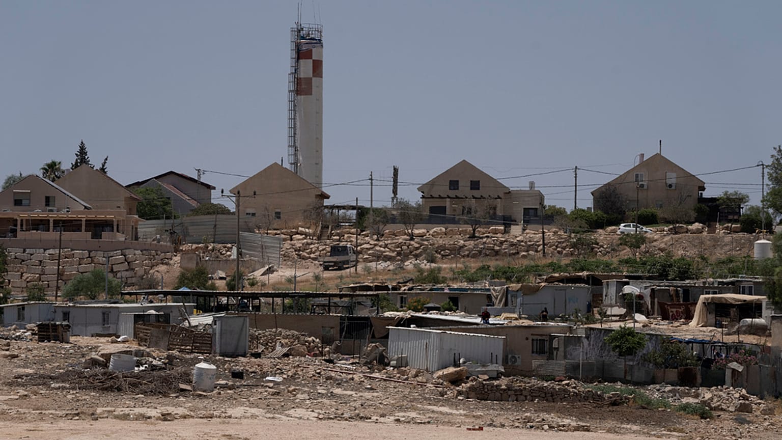 Κατοικίες βεδουίνων με φόντο εβραϊκό οικισμό στη Δυτική Όχθη