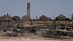 Κατοικίες βεδουίνων με φόντο εβραϊκό οικισμό στη Δυτική Όχθη