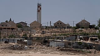 Κατοικίες βεδουίνων με φόντο εβραϊκό οικισμό στη Δυτική Όχθη