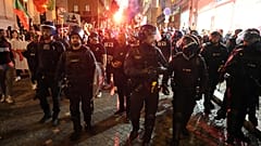 La police escorte des partisans du mouvement nationaliste portugais 1143 lors d'une marche de protestation sous le slogan "Stop à l'Islam" à Lisbonne, samedi 3 février 2024.