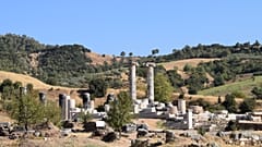 Kazı başkanı iskeletlerin kafa ve kollarında kılıç izleri bulunduğunu, ayrıca askerlerin avuç içlerinde sapan taşı olabileceğini belirtti.