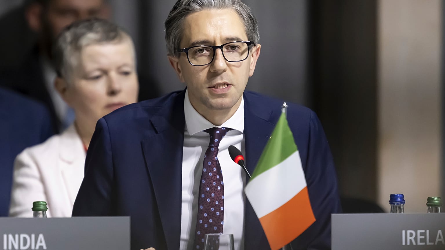 Le Premier ministre irlandais Simon Harris assiste à une session plénière lors du sommet sur la paix en Ukraine, à Obbürgen, en Suisse, le dimanche 16 juin 2024.