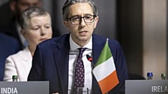 Le Premier ministre irlandais Simon Harris assiste à une session plénière lors du sommet sur la paix en Ukraine, à Obbürgen, en Suisse, le dimanche 16 juin 2024.
