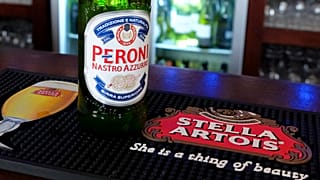 Imagen de una botella de cerveza en un pub de Londres.