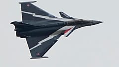 Le Rafale effectue un vol de démonstration lors du Salon de l'Aéronautique et de l'Espace du Bourget, au nord de Paris, le 19 juin 2023.